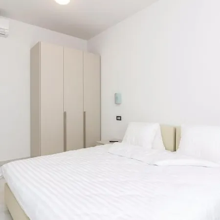 With Pool Apartman Funtana