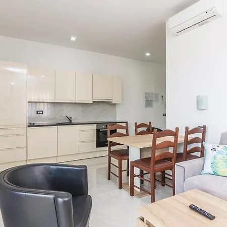 With Pool Apartment *