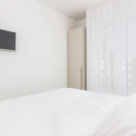 Apartment With Pool Funtana