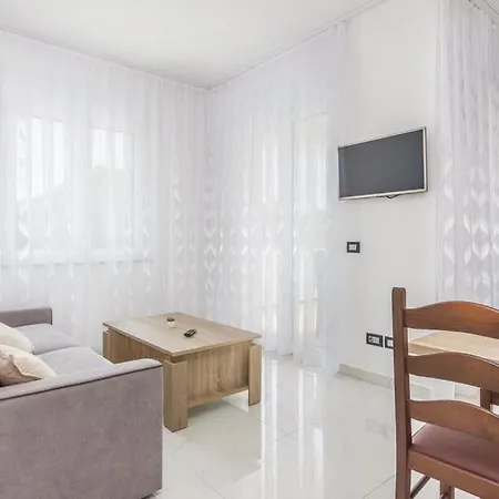 With Pool Apartman Funtana