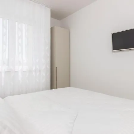 Apartment With Pool Funtana