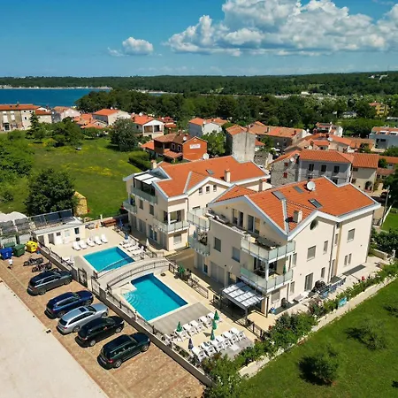 Apartment With Pool